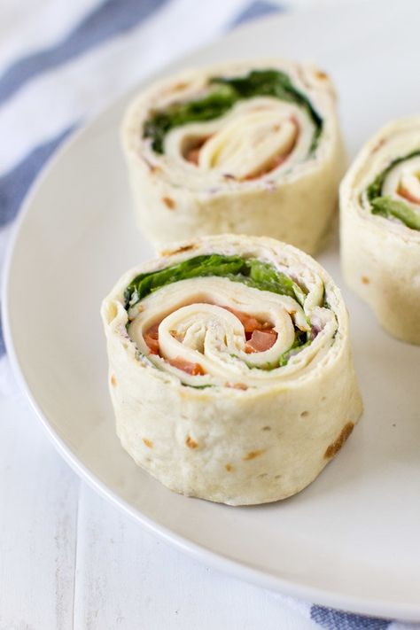 A photo of Turkey Roll Ups with lettuce, tomato, Swiss cheese, and cream cheese are sliced crosswise and set on a plate. This is a copycat version of the roll ups available at Costco. Turkey Roll, Turkey Roll Ups, Tortilla Rolls, Roll Ups Recipes, Cranberry Cream Cheese, Roll Ups Tortilla, Pinwheel Recipes, Meat Appetizers, Paleo Lunch