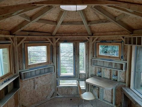 Octagon cabin and cupola roof light Octagon Cabin, Tiny Cabin Plans, Bunkie Ideas, Hut Ideas, Diy Log Cabin, Witch Hut, Octagon House, Spirit House, Family Compound