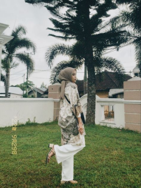 Kondangan Outfit Hijab Fashion Simple, Ootd Kondangan Hijab Styles Simple, Outfit Kondangan Simple Hijab, Eid Mubarak Outfit, Style Kondangan Hijab, Outfit Kondangan Casual, Outfit Kulot, Kondangan Couple, Ootd Kondangan Simple