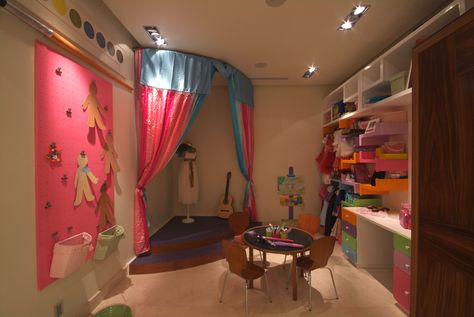 Casa MoRo by DIN interiorismo Playroom Stage, Kids Stage, Basement Playroom, Girls Playroom, Toddler Boys Room, Playroom Design, Play Spaces, Kids Area, Toy Rooms