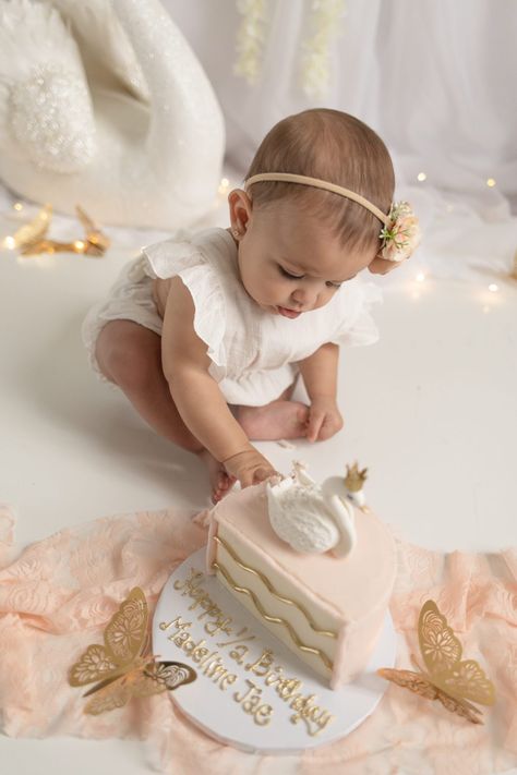 1 Month Cake Baby Girl, Half A Year Birthday Baby 6 Months, Half Year Photoshoot Ideas, 6 Months Birthday Cake, 1/2 Birthday, Half Birthday Photoshoot, Six Month Birthday, Half Birthday Baby, Lake Birthday