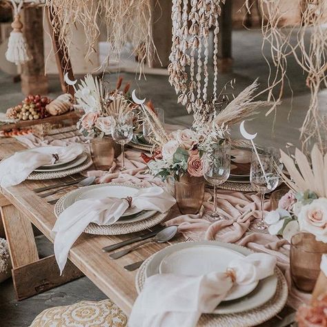 What a boho beauty! This tablescape is posivitely dreamy 😍 Via @natalyjphotography  ​  www.instagram.com/p/CAsFOd4FTJ5 Flower Esthetics, Photoshoot Places, Bohemian Beach Wedding, Seashell Decor, Beach Inspired Decor, Grass Bouquet, Inside Weddings, Boho Elopement, Boho Table