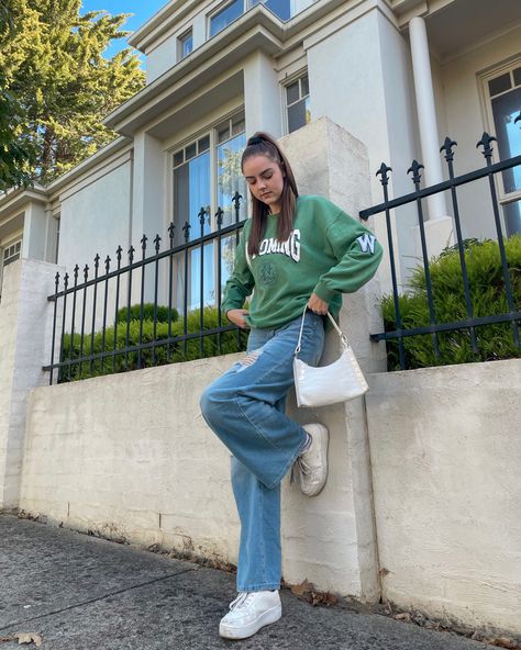 Green sweatshirt, baggy jeans Baggy Jeans With Sweatshirt, Green Sweatshirt Outfit Ideas, Green Sweatshirt Outfit Aesthetic, Green Sweatshirt Outfit, University Outfit, Uni Outfits, Baggy Clothes, Aesthetic Outfit Ideas, Chic Blouses