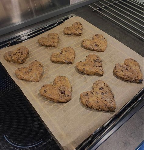 Baking Cookies Aesthetic Couple, Baking Ideas For Couples, Bake Cookies Aesthetic, Baking Dates Couple, Couple Baking Ideas, Baking Date Couple, Couples Baking Cookies, Couple Baking Aesthetic, Baking Cookies Aesthetic