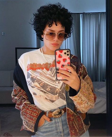 Halsey Short Hair, Halsey Hair, Short Hair Curly, Natural Curly Hair, Wigs Short, Latest Instagram, Latest Celebrity News, Buzz Cut, Short Curly Hair