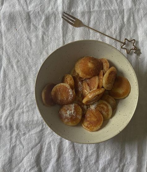 Mini Pancake Bowl, Mini Pancakes Aesthetic, Mini Pancake Meal Prep, Souffle Pancakes Aesthetic, Aesthetic Food Pancakes, Dessert Pancakes Aesthetic, Mini Pancakes, Pretzel Bites, Pancakes