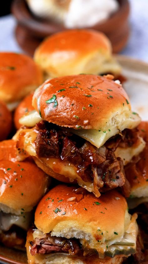 Tri-Tip Sliders Bbq Tri Tip, Tri Tip Sandwich, Sliders Recipes Hawaiian Rolls, Bbq Sliders, King Hawaiian Rolls, Best Party Appetizers, Slider Sandwiches, Bbq Sandwich, Hawaiian Bbq