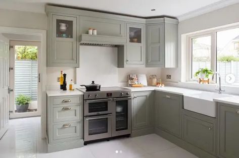 Kitchen Painted in Farrow and Ball Pigeon Pigeon Kitchen, Farrow And Ball Pigeon, Kitchen Cabinet Colours, Farrow And Ball Kitchen, Cabinet Colours, Latest Kitchen Trends, Kitchen Renos, Laundry Room Tile, White Worktop