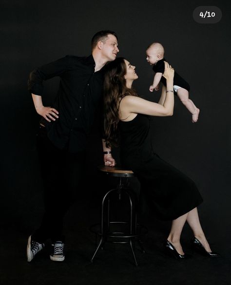 Black Background Family Photoshoot, Mother Day Photoshoot, Mother Day Photoshoot Mini Sessions, Son Photo Ideas, Family Photo Studio, Baby Family Pictures, Mother Baby Photography, Boho Mother, Family Photos With Baby