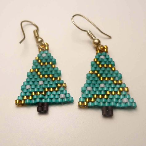 Christmas Tree - Brick Stitch | Flickr - Photo Sharing! Christmas Tree Beads, Holiday Beading, Winter Jewelry, Handmade Christmas Tree, Tree Earrings, Christmas Tree Earrings, Christmas Bead, Earrings Christmas, Earring Tree