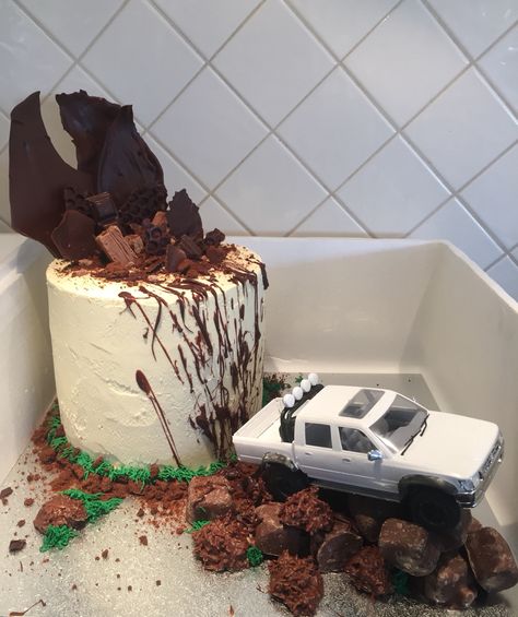 4WD Cake 4wd Cake Ideas, 4wd Cake, Pastel Jeep, Birthday Camping Trip, Camping Birthday Cake, Jeep Cake, Vegan Camping Food, Groom Cakes, Truck Birthday Cakes