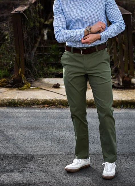 Khaki Pants Outfit Men, Business Casual For Men, Outfit Hombre Casual, Business Casual Men Work, Chinos Men Outfit, Casual For Men, Green Pants Outfit, Mens Business Casual, Men's Business Casual