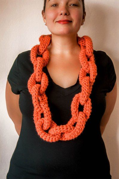 Crochet Chain Link Scarf Pattern Chain Link Scarf, Scarf Pattern Crochet, Crochet Scarf Pattern, Crochet Unique, Crochet Rings, Chain Scarf, Crochet Cowl Pattern, Crochet Chain, Crochet Simple