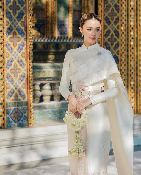 Thailand Wedding Dress Traditional, Thai Traditional Dress Women, Thailand Wedding Dress, Lao Wedding, Thai Dresses, Thailand Dress, Baju Kahwin, Traditional Thai Clothing, Thai Wedding Dress