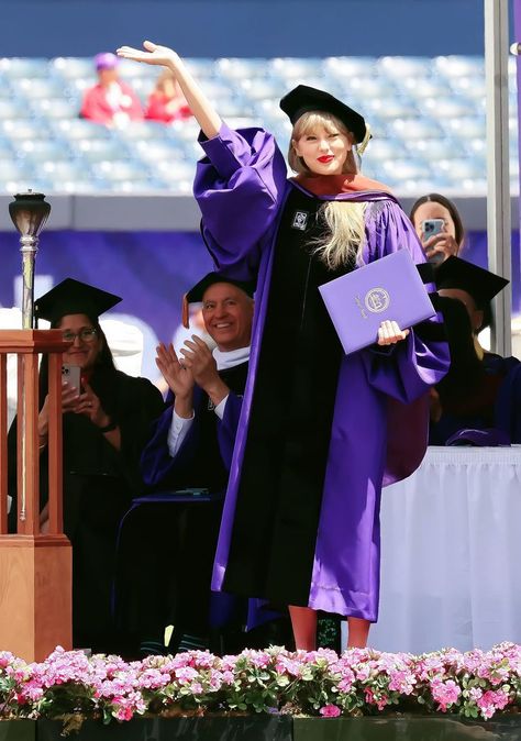 taylor swift in accepting her honorary doctorate degree in New York University NYU! Dr doctor purple graduation cute beautiful pretty proud of her #taylorswift #taylor #NYU #honorarydoctorate #drtaylorswift #doctortaylor #drswift Taylor Swift Graduation, Taylor Swift Eyes, Taylor Swift New York, Graduation Speech, Taylor Swift Web, Swift Photo, All About Taylor Swift, Taylor Swift Red, Celebrity Style Red Carpet