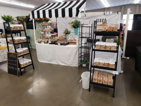 Bakery Display Ideas, Pop Up Bakery, Booth Display Ideas Diy, Farmers Market Vendor, Vendor Booth Display, Coffee Outfit, Bakery Display, Vendor Booth, Vendor Events