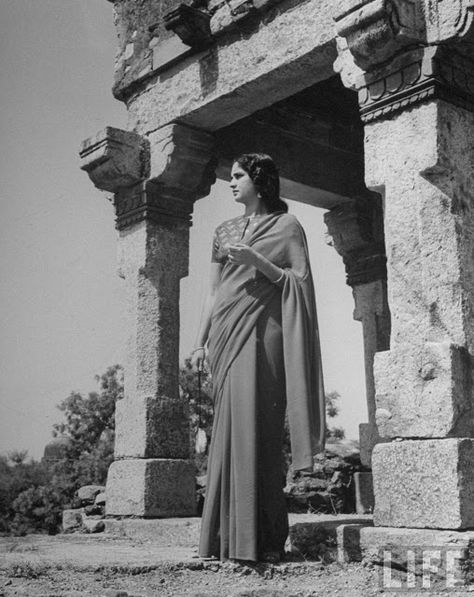 Women Modelling Indian Saries - June 1945 Photoshoot - Old Indian Photos Indian Photos, Vintage Foto, Revival Clothing, Fashion Timeline, Indian Illustration, Vintage India, Vintage Bollywood, Photographs Of People, Indian Sari