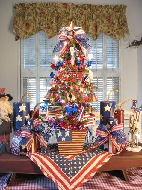 Patriotic Christmas Decorations, Guess Bedroom, Americana Christmas, Patriotic Tree, Patriotic Table Decorations, Fouth Of July Crafts, Patriotic Christmas Tree, Americana Summer, Army Lover