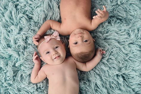 Month Old Photo Ideas, Twin Babies Pictures, Twin Baby Photography, Twin Baby Photos, Baby Photography Ideas, Twins Posing, 6 Month Baby Picture Ideas, Photo Bb, Twin Pictures