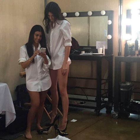 ... Kendall And Kourtney, Kendall E Kylie, Kylie Jenner Fotos, Tall Friends, Tall Girl Problems, Short Person, Kardashian Photos, Jenner Sisters, Kardashian Family