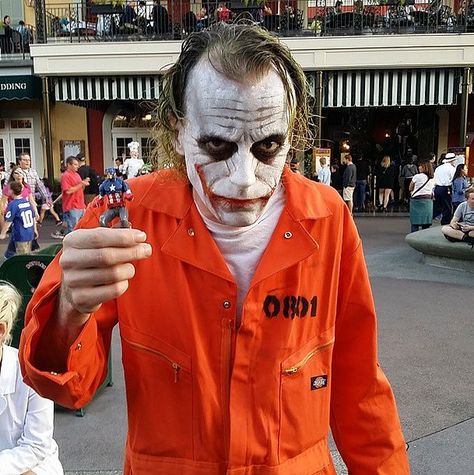 43 Insanely Creative Cosplays to Inspire You Joker Cosplay Men, Joker Costume Men, Elaborate Outfits, Diy Joker Costume, Guy Cosplay, Halloween Costumes For Men, Cosplay Men, Men Cosplay, Men Costume