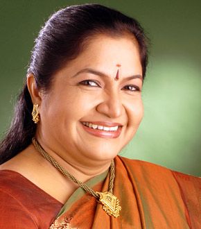 Ks Chithra, Bollywood Singers, Artist Singer, Brides Mom, Black Woman Artwork, Big Women Fashion, Indian Music, Black Hair Color, Devotional Songs