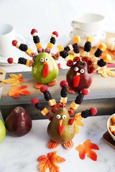 Thanksgiving Table Idea: Turkey Animal Pears - The Produce Moms Turkey Animal, Football Cake Pops, Pear Desserts, Fruit Turkey, Thanksgiving Fruit, Thanksgiving Snacks, Thanksgiving Food Sides, Pear Dessert, How To Make Turkey