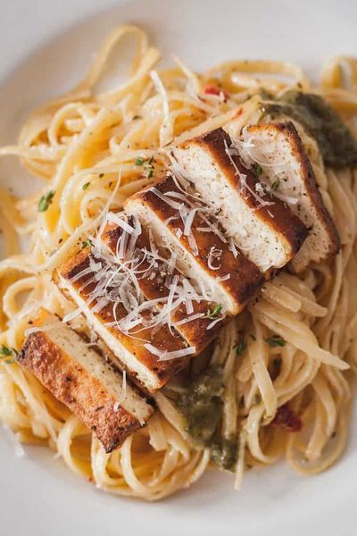 Fettuccine Alfredo with Cajun Tofu - A rich and comforting vegetarian dinner thats sure to impress! #sauce #recipe #easy #best #vegetarianrecipes #vegetarian #recipes #tofu Tofu Alfredo Pasta, Tofu Recipes Pasta, Fettuccine Pesto, Tofu Alfredo, Tofu Recipes For Beginners, Cajun Tofu, Fetuchini Alfredo, Easy Manicotti Recipe, Tofu Meals