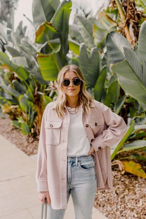 Explore Comfy Spring Outfits 2024: Must-Have Capsules for Office to Casual Looks Shacket Outfit Women, Comfy Spring Outfits, Shacket Outfit, Athleisure Trend, Elegante Casual, Fashion Weeks, Pink Jacket, Outfits Casuales, Ripped Jeans