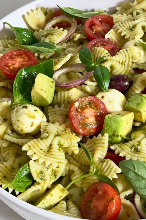 This flavour-packed salad is perfect for when you need a dead-easy salad to feed a crowd. Ready in under 30 minutes and made using ingredients you can easily find in your supermarket, this herby pasta dish will be perfect to serve at your next barbecue or family gathering. Plant Based Salads, Family Gathering Food, Packed Salad, Homemade Recipe Books, Cold Pasta Salad Recipes, Pesto Pasta Salad, Cold Pasta Salad, Student Recipes, Cold Pasta