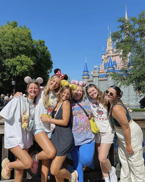 Disney Trip With Friends, Warm Disney Outfits, Disneyland Outfits Winter, Disney Outfits Winter, Disney Besties, Disney Poses, Universal Trip, Disney Swag, Grad Trip