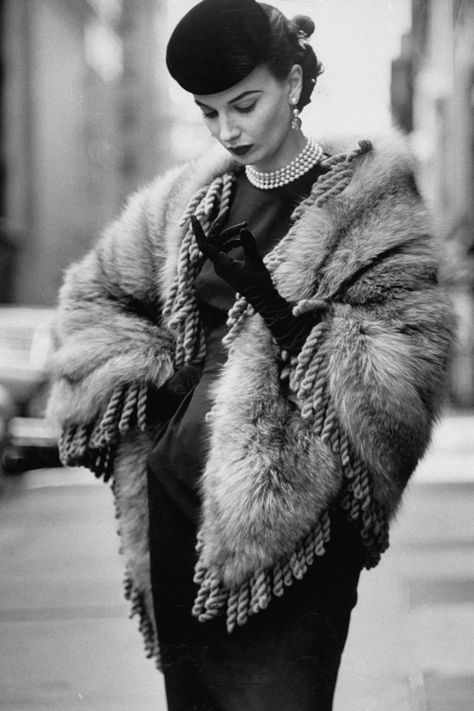 1952 Photo 28 Vestidos Pin Up, Chic Outerwear, Gordon Parks, New York Street Style, 50 Style, Jane Birkin, Vintage Glam, Vintage Fur, 1940s Fashion