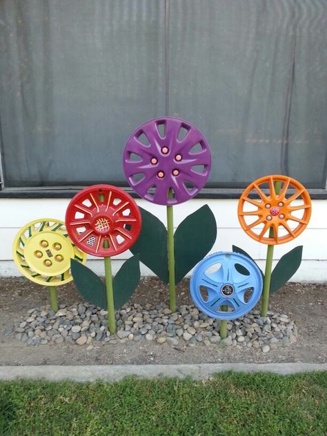 Hubcap flowers! Sensory Garden, Art Design Ideas, Outdoor Crafts, Diy Outdoor Decor, Diy Gardening, Metal Yard Art, Flower Sculptures, School Garden, Have Inspiration