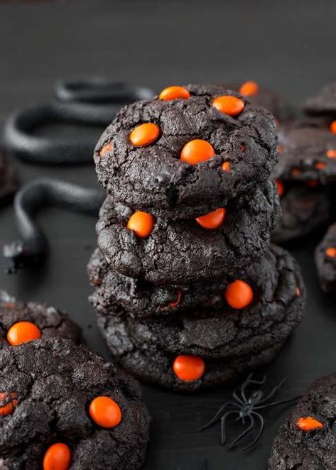 The Best Halloween Desserts on Pinterest: Dark Chocolate Halloween Cookies #halloween #dessert #darkchocolate #cookies Chocolate Halloween Cookies, Spooky Backdrop, Snack Halloween, Simply Happy Foodie, Halloween Backen, Triple Chocolate Chip Cookies, Halloween Brownies, Chocolate Halloween, Dessert Halloween