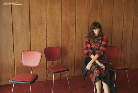 Grace Hartzel Wears Modern Retro Styles for Vogue Turkey Mid Century Modern Photoshoot, Setup Fashion, Retro Fashion Photography, Grace Hartzel, Editorial Page, Cover Of Vogue, Retro Styles, Wardrobe Stylist, Wes Anderson