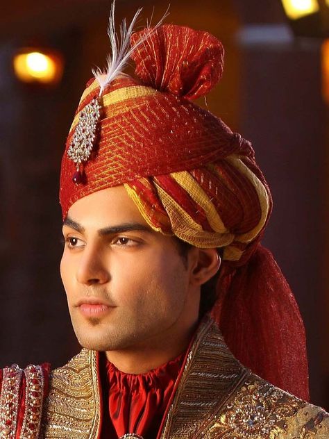 Wedding Turban, Groom Accessories, Wedding Outfit Men, Indian Groom, Indian Man, Turban Style, We Are The World, Groom Wear, Groom Outfit