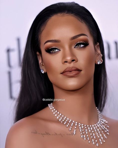 Rihanna Make Up Looks, Libra Celebrity Women, Rehana Singer, Rihanna Makeup Looks, Rhianna Makeup, Rihanna Makeup, Ball Makeup, Mode Rihanna, Rihanna Looks