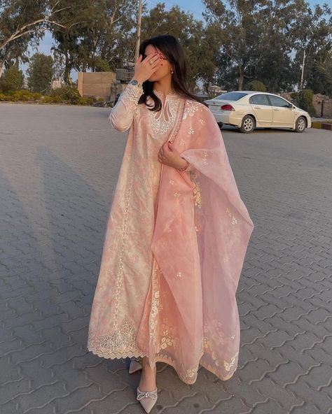 Eid Outfit Ideas, Desi Dress, Dresses Traditional, Traditional Indian Dress, Pakistani Dresses Casual, Desi Fashion Casual, Pakistani Fancy Dresses, Beautiful Pakistani Dresses, Indian Dresses Traditional