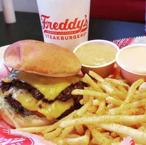 Freddys Steakburgers, Freddys Burgers, Frozen Custard, Dinner Meals, 14th Birthday, Lunch Snacks, Foods To Eat, Food Cravings, Easy Snacks