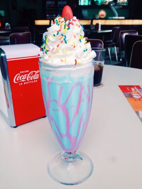 Milk Shake Aesthetic, Bubblegum Milkshake, Bubble Gum Ice Cream, Milk Smoothie, Colorful Desserts, Yummy Ice Cream, Starbucks Drinks Recipes, Charcuterie Recipes, Milk Shakes