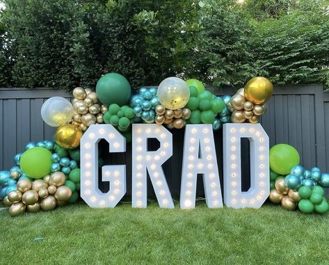 Party Backyard Ideas, Graduation Party Backyard, Backyard Graduation Party Ideas, Green Graduation Party, Gold Graduation Decorations, Blue Graduation Party, High School Graduation Party Decorations, Graduation Songs, Graduation Party Table