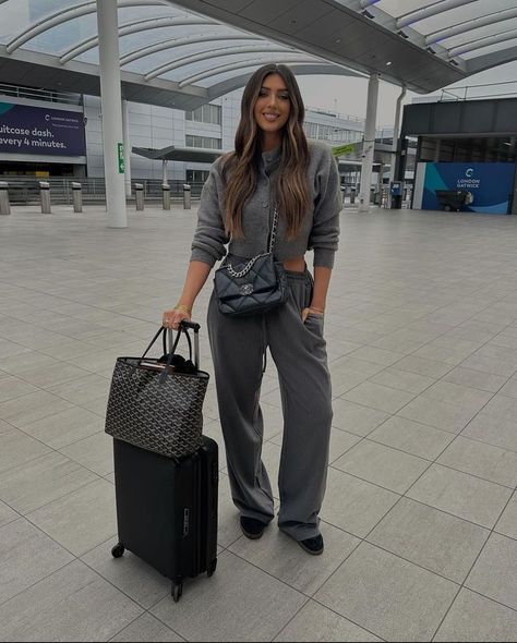 Elevate your travel wardrobe with these 15 classy airport outfit ideas. From sleek to casual-chic, these looks are perfect for any journey. #ClassyAirportOutfit #AirportStyle #ChicAirportOutfit#FlightJacketFashion #CasualStyleTips #CoolJacketLooks #AviationInspired #StylishOuterwear #FashionableFlight #JacketStylingIdeas #EffortlesslyCool Outfits For The Airport, Airport Outfit Classy, Classy Airport Outfit, Comfortable Airport Outfit, Airport Outfit Winter, Outfit Ideas Stylish, Chic Airport Outfit, Matching Loungewear Set, Airport Outfit Ideas