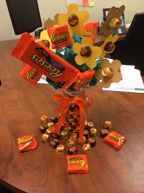 Reese’s Peanut Butter Cup Gift Ideas, Peanut Butter Gift Ideas, Reeses Bouquet Diy, Reese Cup Gift Ideas, Reese’s Bouquet, Butter Gifts, Flower Candy Bouquet, Chocolate Strawberries Bouquet, Strawberries Bouquet