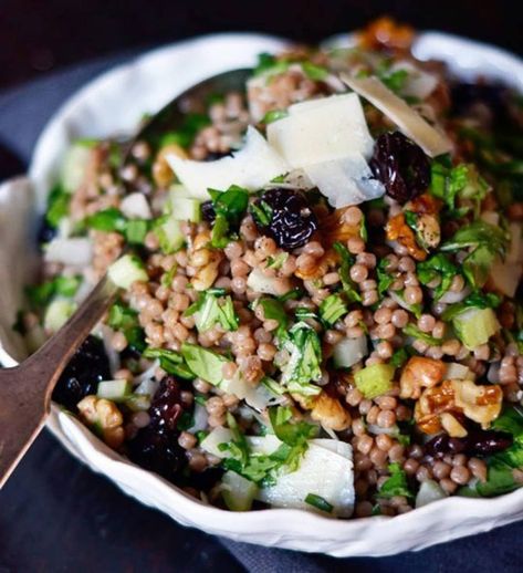 Whole Wheat Couscous, Grain Salad Recipes, Pearl Couscous Salad, Arugula Recipes, Pearl Couscous, Couscous Recipes, Grain Salad, Hearty Salads, Healthy Supper