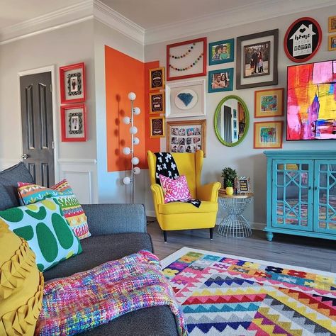 Quirky British Interior, Accent Wall Eclectic, Bright Colorful Room Ideas, Bright Lounge Room, Living Room Colorful Ideas, Maximalist Living Room Apartment, Retro Home Ideas, Colourful Lounge Ideas, Colorful Living Room Walls