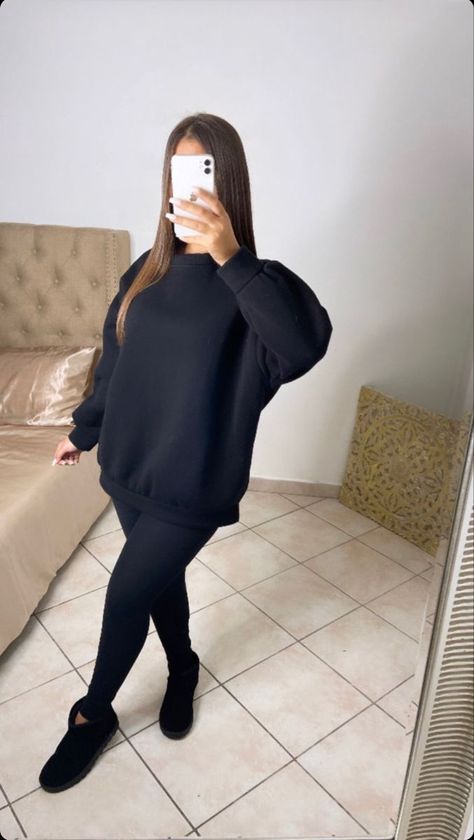 Outfits With Black Uggs, Zara Drop, Black Uggs Outfit, Outfit Ugg, Comfy Outfits Winter, Zara Drip, Black Leggings Outfit, Outfit Zara, Classy Winter Outfits