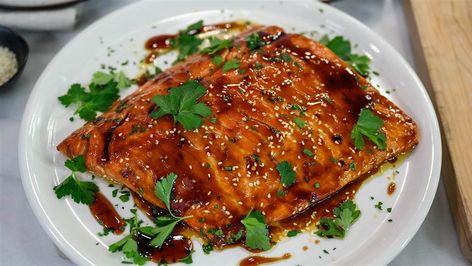 Keep or toss? Here's how long you can store 10 popular foods Asian Salmon Recipes, Week Of Healthy Meals, Slow Cooker Lasagna, Healthy Weeknight Dinners, Salmon And Rice, Baked Salmon Recipes, How To Cook Fish, Glazed Salmon, Salmon Fillets