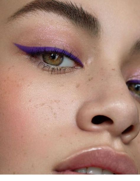 Purple Eyeliner, Maquillage On Fleek, Green Eyeliner, Eyeliner Color, Purple Eye Makeup, Graphic Eyeliner, Eyeliner Styles, Purple Makeup, Purple Eyeshadow