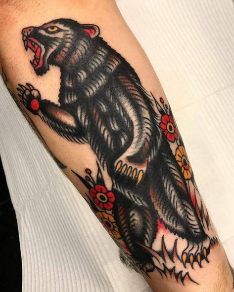 American Traditional Bear, Traditional Bear Tattoo, Bear Tattoo Ideas, Black Bear Tattoo, Brand New Tattoos, Ouroboros Tattoo, Bear Tattoo Designs, Cowboy Tattoos, Panda Tattoo