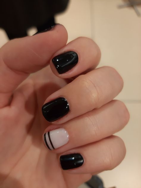 Short Gel Nail Designs French Tips, Short Nail Designs Matte Simple, Classy Dip Nails Short, Black And White Manicure Ideas, Black Nail Dip Ideas, Short Natural Gel Nail Designs, Basic Manicure Ideas, Classy Black Nails Short, Short Nails Ideas Black